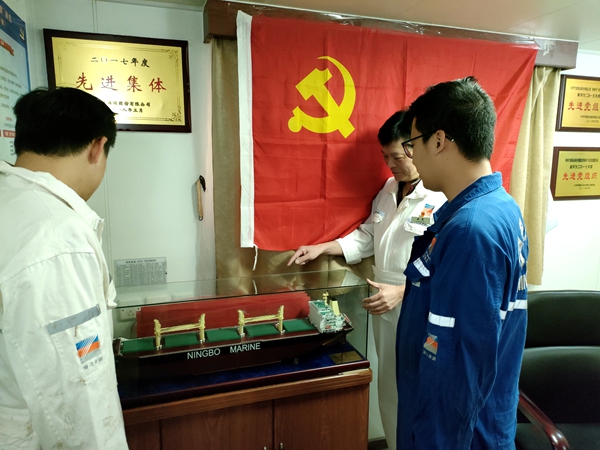 寧波海運(yùn)“明州78”輪黨小組在黨史學(xué)習(xí)教育中，積極開展“3+30”活動(dòng)。圖為該輪黨小組長(zhǎng)為青年黨員講海運(yùn)發(fā)展史。（文、攝：鄭江）_副本_副本.jpg