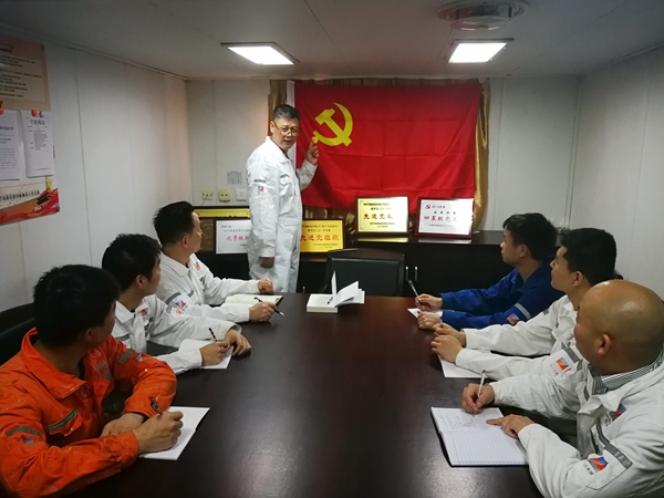 寧波海運(yùn)“明州76”輪黨小組組織開展了船舶黨團(tuán)員和先進(jìn)青年代表學(xué)黨史促工作保安全的專題討論。（文、攝：屠添榮）_副本_副本.jpg