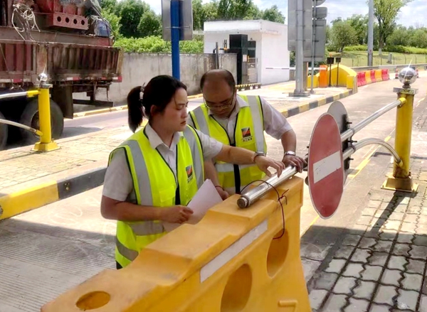 明州高速公司所屬站所做好車道欄桿的捆扎加固工作。楊研攝_副本_副本.jpg