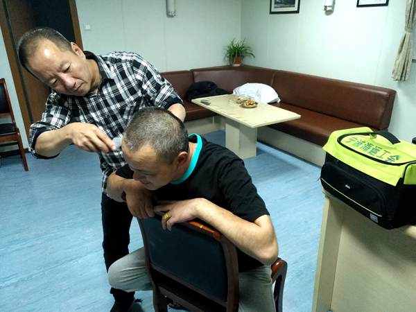 船舶三支部書記、“明州59毛輪船長(zhǎng)紅帥為船員理發(fā)。林建偉攝_副本_副本.jpg