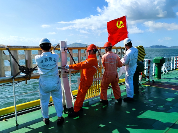 寧波海運(yùn)所屬“明州502”輪在臺風(fēng)來臨前，組織黨員志愿者做好船舶舷梯的加固。魏佳裕攝_副本_副本.jpg