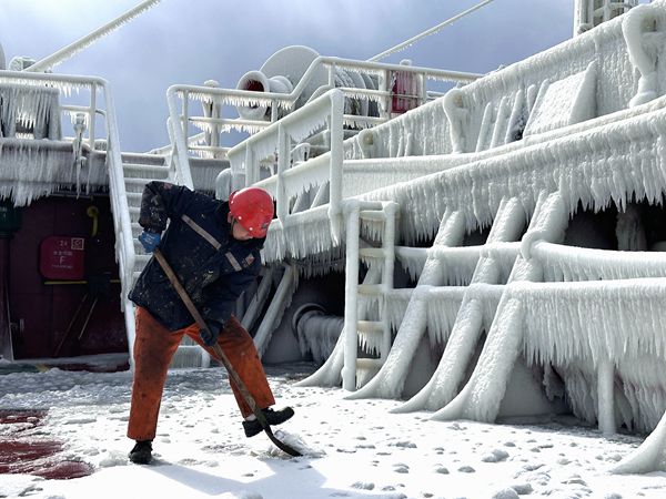 “富興22”輪船員在寒冬大雪中鏟除船舶設(shè)備上的積雪。羅杰攝_副本_副本.jpg