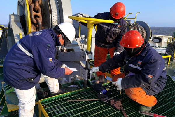 3.寧波海運船員在寒風(fēng)中進行錨機、錨鏈、制鏈器、剎車等設(shè)備檢查。林建偉攝_副本_副本.jpg