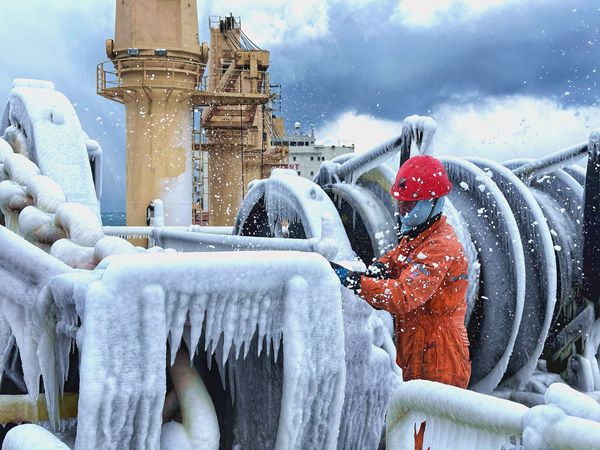 “富興22”輪船員在寒冬大雪中鏟除船舶設(shè)備上的積雪。羅杰攝2_副本_副本.jpg