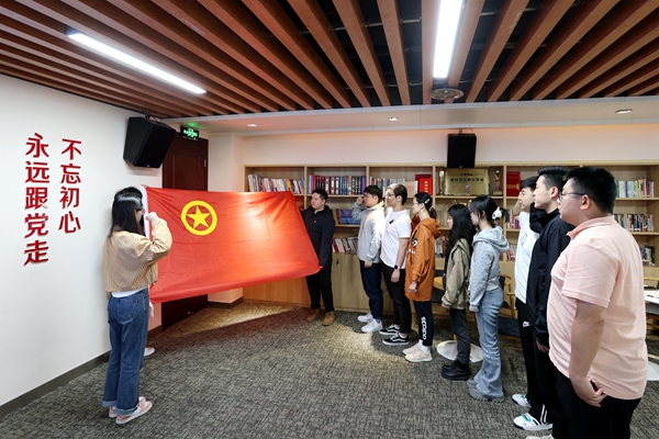 公司團員青年重溫入團誓詞。陸瑩 攝_副本.jpg