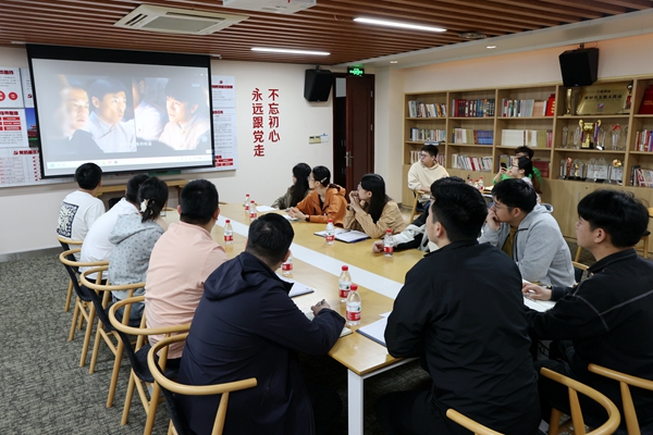 公司團員青年集體觀看五四系列影視作品。陸瑩 攝_副本.jpg