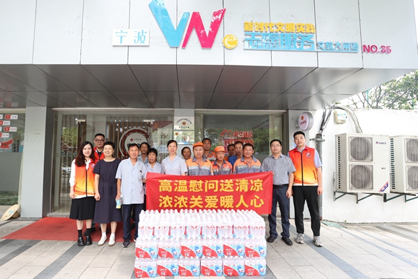 送清涼-環(huán)衛(wèi)工人。陸瑩攝1#_副本.jpg
