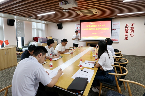 6-寧波海運(yùn)團(tuán)委組織青年宣講員開展全會(huì)精神主題宣講。陸瑩攝_副本.jpg