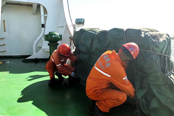 寧波海運(yùn)船員綁扎船舶救生筏登乘梯，做好防臺(tái)準(zhǔn)備工作。陳玉堂 攝_副本.jpg