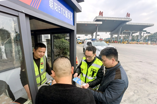 明州高速為車主提供便捷高效的ETC咨詢和辦理工作。華海琴提供_副本.jpg